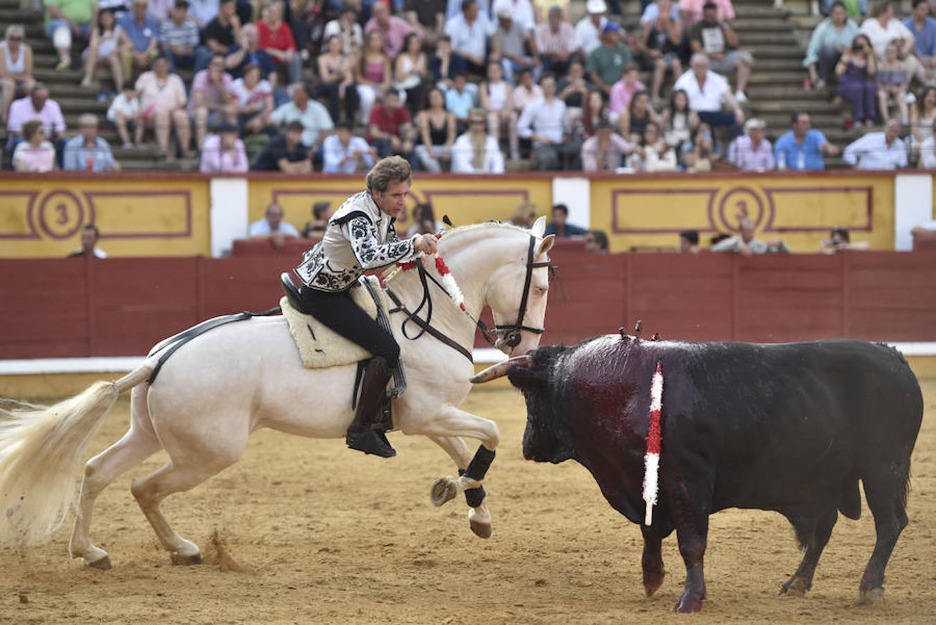 Joao Moura cierra su actuación con una vuelta al ruedo por iniciativa propia tras una actuación sin brillo en la que falló con los rejones de muerte