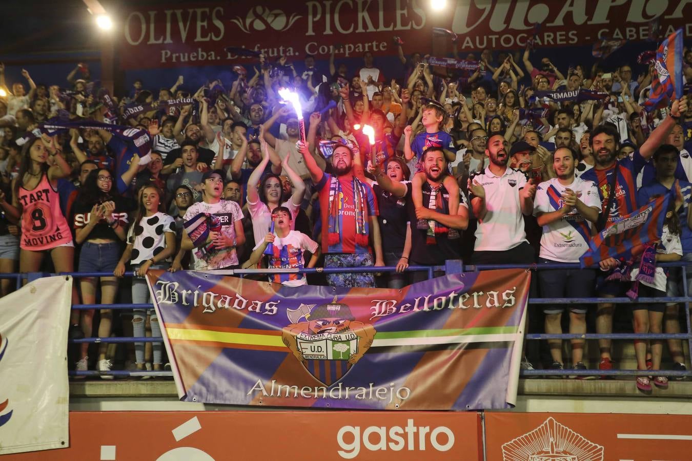 Los aficionados han esperado la llegada del autobús descapotable que ha llevado al equipo desde las bodegas donde han tenido hoy un almuerzo. Tras los cánticos y saltos en el balcón del Ayuntamiento, los jugadores junto al cuerpo técnico y a la directiva, se han dirigido al salón de plenos municipal, donde el alcalde, José García Lobato, ha presidido la recepción oficial .