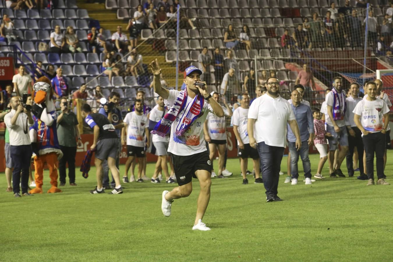Los aficionados han esperado la llegada del autobús descapotable que ha llevado al equipo desde las bodegas donde han tenido hoy un almuerzo. Tras los cánticos y saltos en el balcón del Ayuntamiento, los jugadores junto al cuerpo técnico y a la directiva, se han dirigido al salón de plenos municipal, donde el alcalde, José García Lobato, ha presidido la recepción oficial .