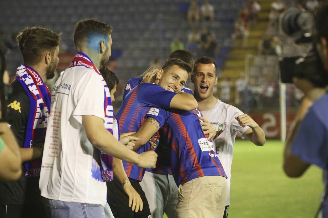 Los aficionados han esperado la llegada del autobús descapotable que ha llevado al equipo desde las bodegas donde han tenido hoy un almuerzo. Tras los cánticos y saltos en el balcón del Ayuntamiento, los jugadores junto al cuerpo técnico y a la directiva, se han dirigido al salón de plenos municipal, donde el alcalde, José García Lobato, ha presidido la recepción oficial .
