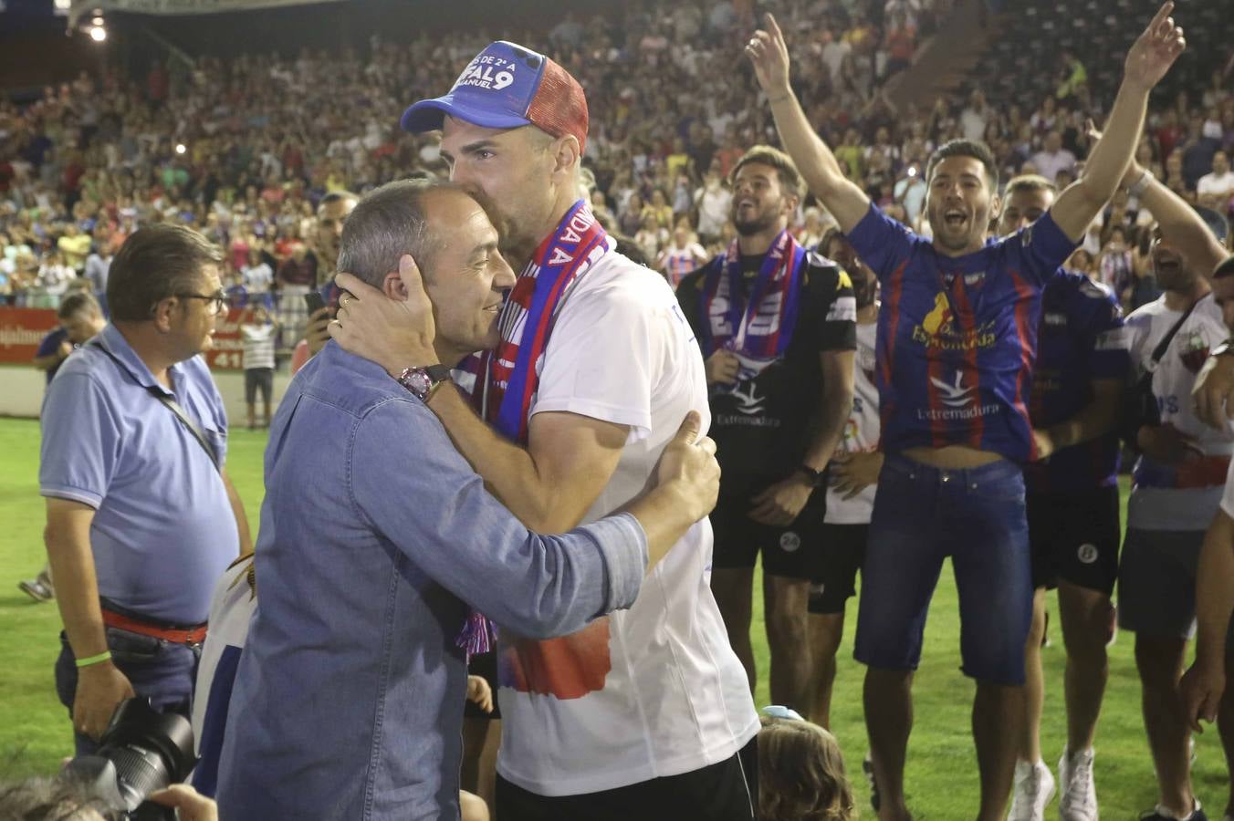 Los aficionados han esperado la llegada del autobús descapotable que ha llevado al equipo desde las bodegas donde han tenido hoy un almuerzo. Tras los cánticos y saltos en el balcón del Ayuntamiento, los jugadores junto al cuerpo técnico y a la directiva, se han dirigido al salón de plenos municipal, donde el alcalde, José García Lobato, ha presidido la recepción oficial .