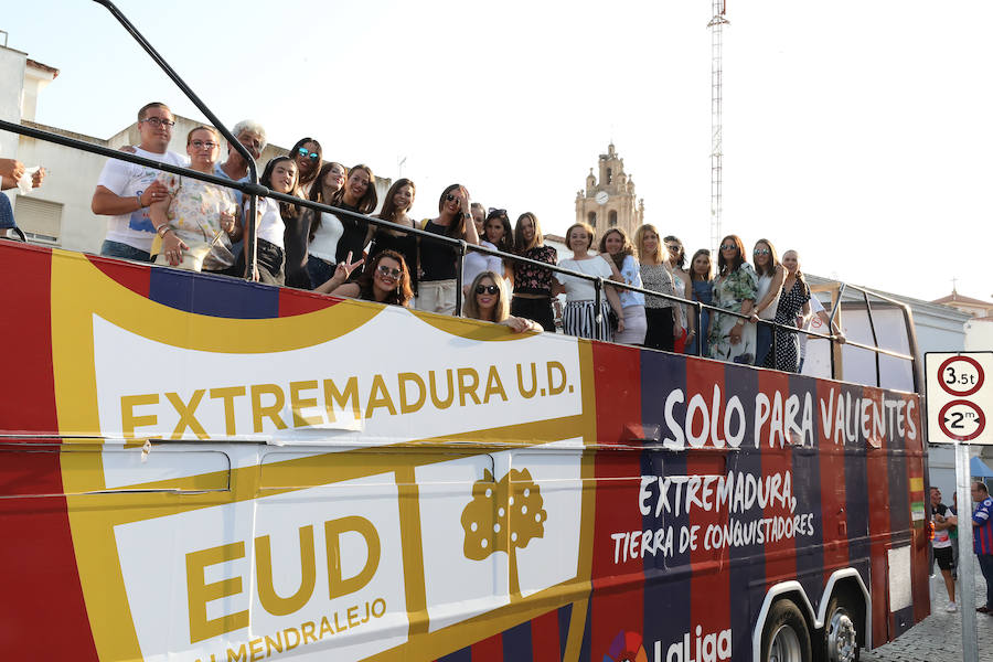 Los aficionados han esperado la llegada del autobús descapotable que ha llevado al equipo desde las bodegas donde han tenido hoy un almuerzo. Tras los cánticos y saltos en el balcón del Ayuntamiento, los jugadores junto al cuerpo técnico y a la directiva, se han dirigido al salón de plenos municipal, donde el alcalde, José García Lobato, ha presidido la recepción oficial .