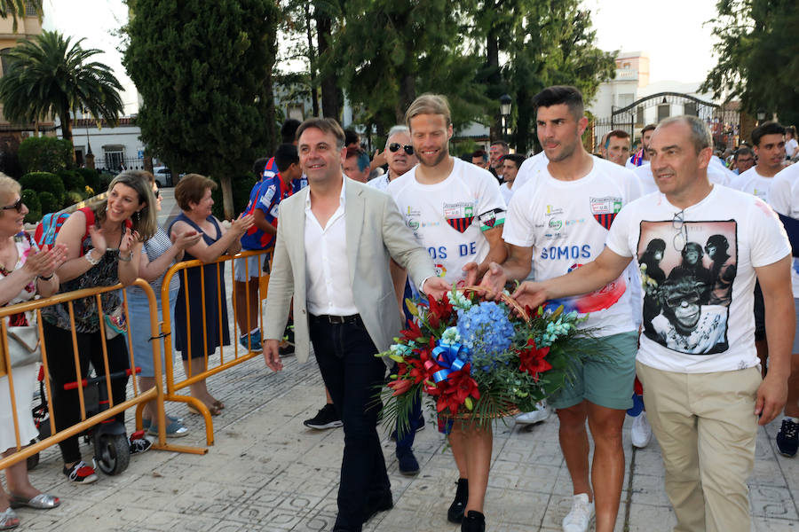 Los aficionados han esperado la llegada del autobús descapotable que ha llevado al equipo desde las bodegas donde han tenido hoy un almuerzo. Tras los cánticos y saltos en el balcón del Ayuntamiento, los jugadores junto al cuerpo técnico y a la directiva, se han dirigido al salón de plenos municipal, donde el alcalde, José García Lobato, ha presidido la recepción oficial .