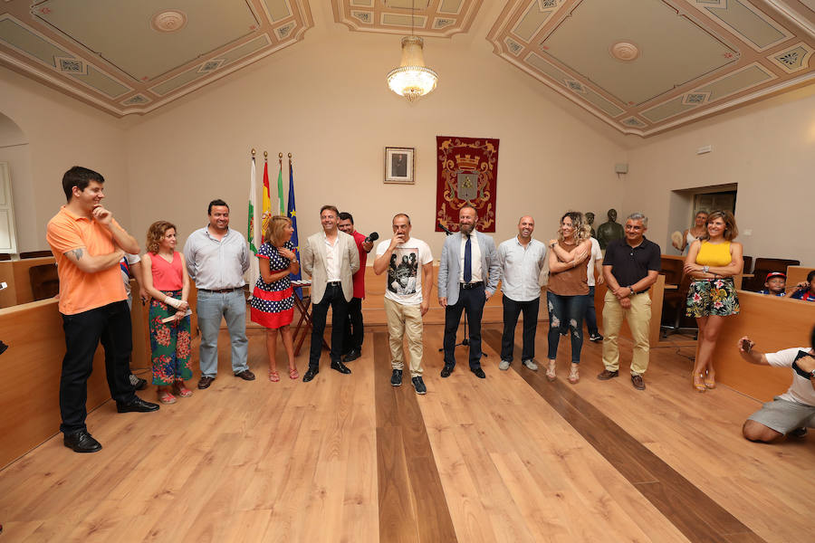Los aficionados han esperado la llegada del autobús descapotable que ha llevado al equipo desde las bodegas donde han tenido hoy un almuerzo. Tras los cánticos y saltos en el balcón del Ayuntamiento, los jugadores junto al cuerpo técnico y a la directiva, se han dirigido al salón de plenos municipal, donde el alcalde, José García Lobato, ha presidido la recepción oficial .