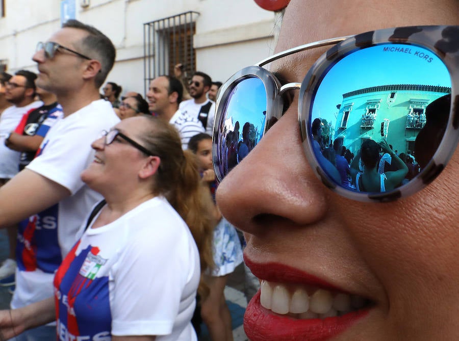 Los aficionados han esperado la llegada del autobús descapotable que ha llevado al equipo desde las bodegas donde han tenido hoy un almuerzo. Tras los cánticos y saltos en el balcón del Ayuntamiento, los jugadores junto al cuerpo técnico y a la directiva, se han dirigido al salón de plenos municipal, donde el alcalde, José García Lobato, ha presidido la recepción oficial .