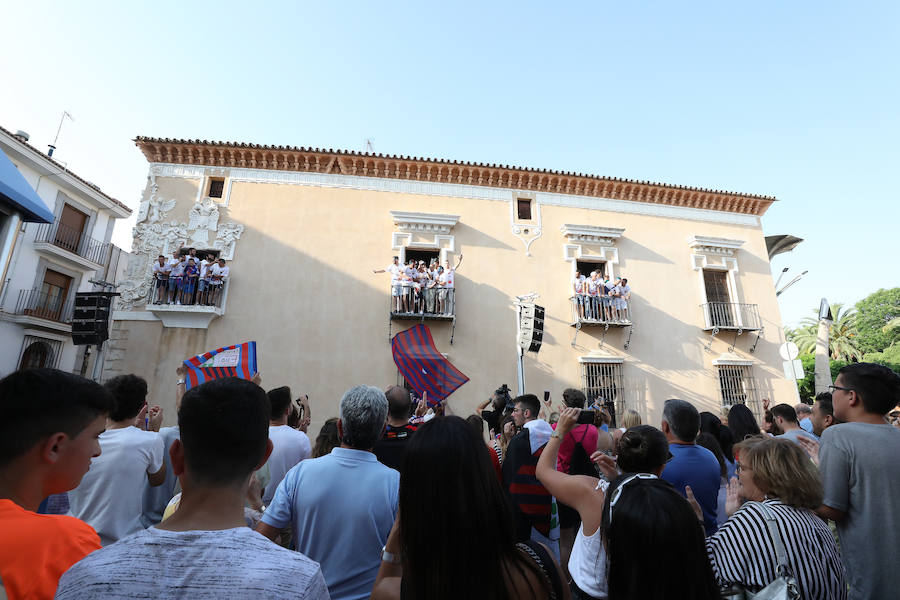 Los aficionados han esperado la llegada del autobús descapotable que ha llevado al equipo desde las bodegas donde han tenido hoy un almuerzo. Tras los cánticos y saltos en el balcón del Ayuntamiento, los jugadores junto al cuerpo técnico y a la directiva, se han dirigido al salón de plenos municipal, donde el alcalde, José García Lobato, ha presidido la recepción oficial .