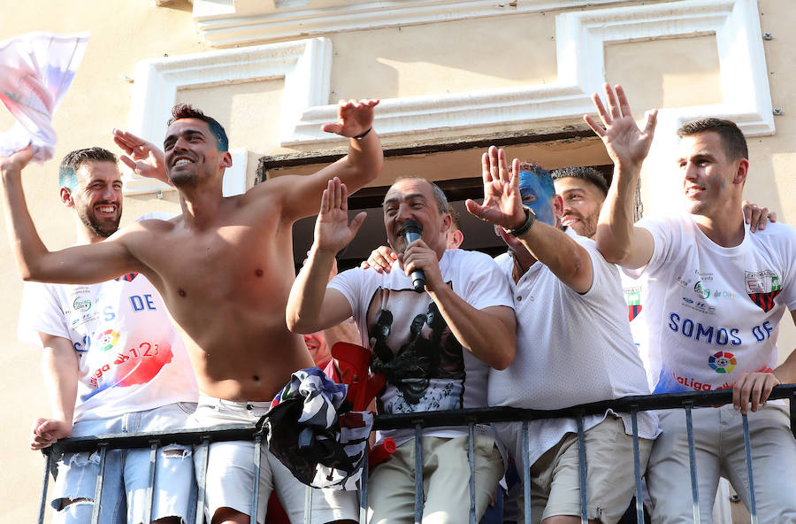 Los aficionados han esperado la llegada del autobús descapotable que ha llevado al equipo desde las bodegas donde han tenido hoy un almuerzo. Tras los cánticos y saltos en el balcón del Ayuntamiento, los jugadores junto al cuerpo técnico y a la directiva, se han dirigido al salón de plenos municipal, donde el alcalde, José García Lobato, ha presidido la recepción oficial .