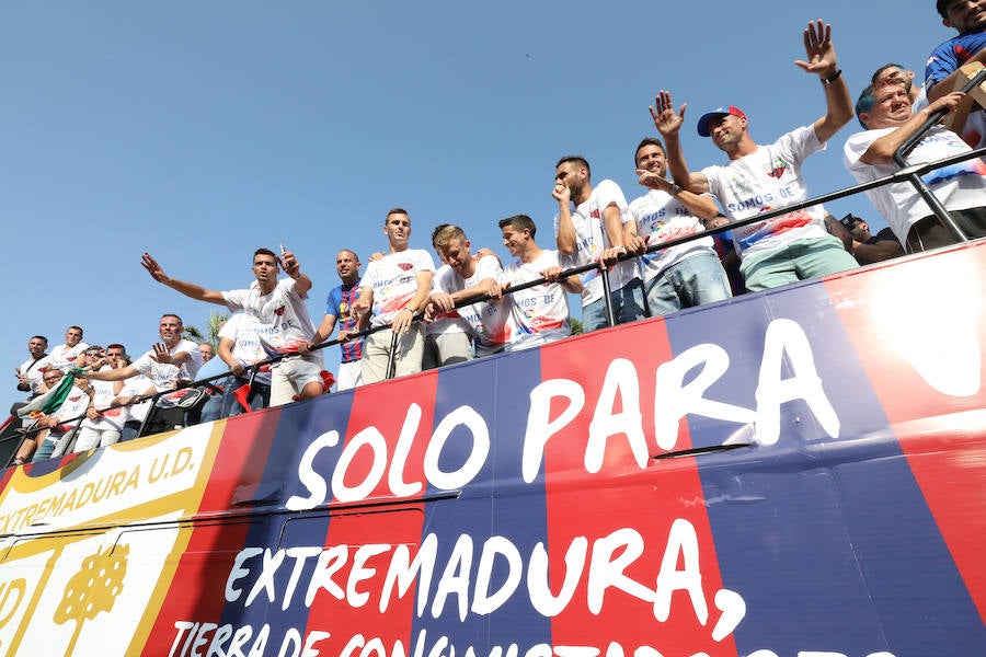 Los aficionados han esperado la llegada del autobús descapotable que ha llevado al equipo desde las bodegas donde han tenido hoy un almuerzo. Tras los cánticos y saltos en el balcón del Ayuntamiento, los jugadores junto al cuerpo técnico y a la directiva, se han dirigido al salón de plenos municipal, donde el alcalde, José García Lobato, ha presidido la recepción oficial .