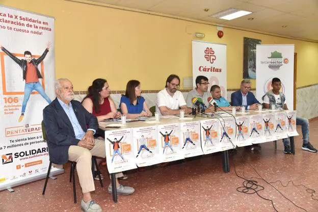 Representantes del Tercer Sector de Extremadura, ayer en la presentación de la campaña. :: d. palma