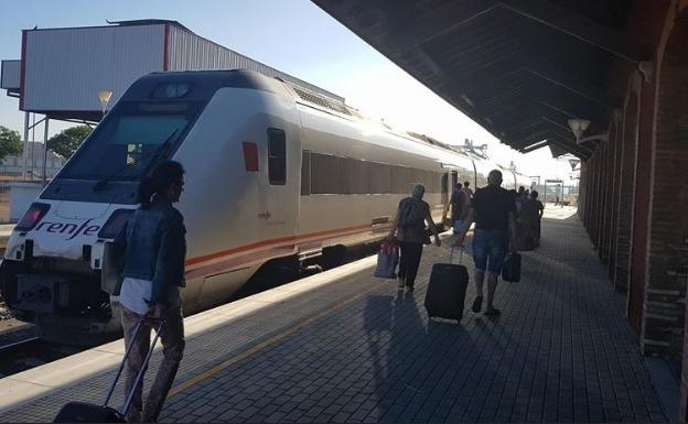 Una avería en el tren que une Badajoz y Alcázar obliga a los viajeros a cambiar de convoy en Don Benito 