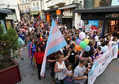 Imagen secundaria 1 - El colectivo LGTBI se manifiesta en Mérida en el Día del Orgullo 