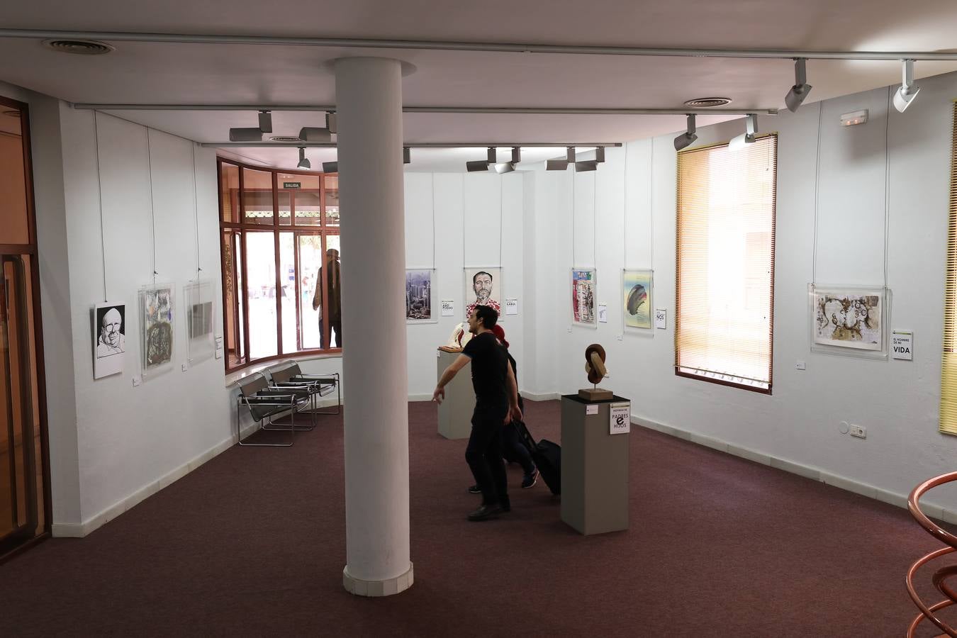 El centro cultural Santo Domingo de Fundación CB en Mérida acoge la muestra colectiva 'Pepe Carvalho', que compila obras de más de 40 artistas en homenaje a Manuel Vázquez Montalbán, que se puede visitar del 19 de junio al 20 de julio. La exposición hace un recorrido por los libros de la colección de Manuel Vázquez Montalbán; a cada artista se le facilitó un ejemplar de la serie y cada uno de ellos ha representado situaciones o sensaciones que el mismo le evocaba. Las obras han sido realizadas sobre papel, en homenaje al propio papel del libro. Son más de 40 artistas contemporáneos los que participan en esta exposición, entre ellos algunos de los más representativos del arte visual, como Plensa, Uslé, Arroyo, Feito, Leiro, Ballester, Ciria, Moix, Broto, Genovés o Lamas.