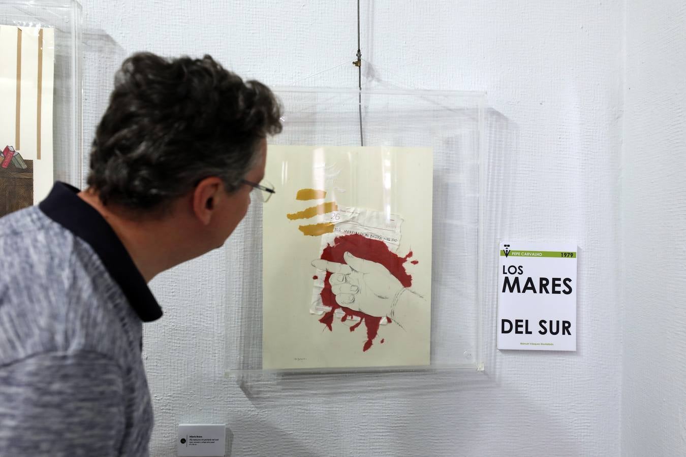 El centro cultural Santo Domingo de Fundación CB en Mérida acoge la muestra colectiva 'Pepe Carvalho', que compila obras de más de 40 artistas en homenaje a Manuel Vázquez Montalbán, que se puede visitar del 19 de junio al 20 de julio. La exposición hace un recorrido por los libros de la colección de Manuel Vázquez Montalbán; a cada artista se le facilitó un ejemplar de la serie y cada uno de ellos ha representado situaciones o sensaciones que el mismo le evocaba. Las obras han sido realizadas sobre papel, en homenaje al propio papel del libro. Son más de 40 artistas contemporáneos los que participan en esta exposición, entre ellos algunos de los más representativos del arte visual, como Plensa, Uslé, Arroyo, Feito, Leiro, Ballester, Ciria, Moix, Broto, Genovés o Lamas.