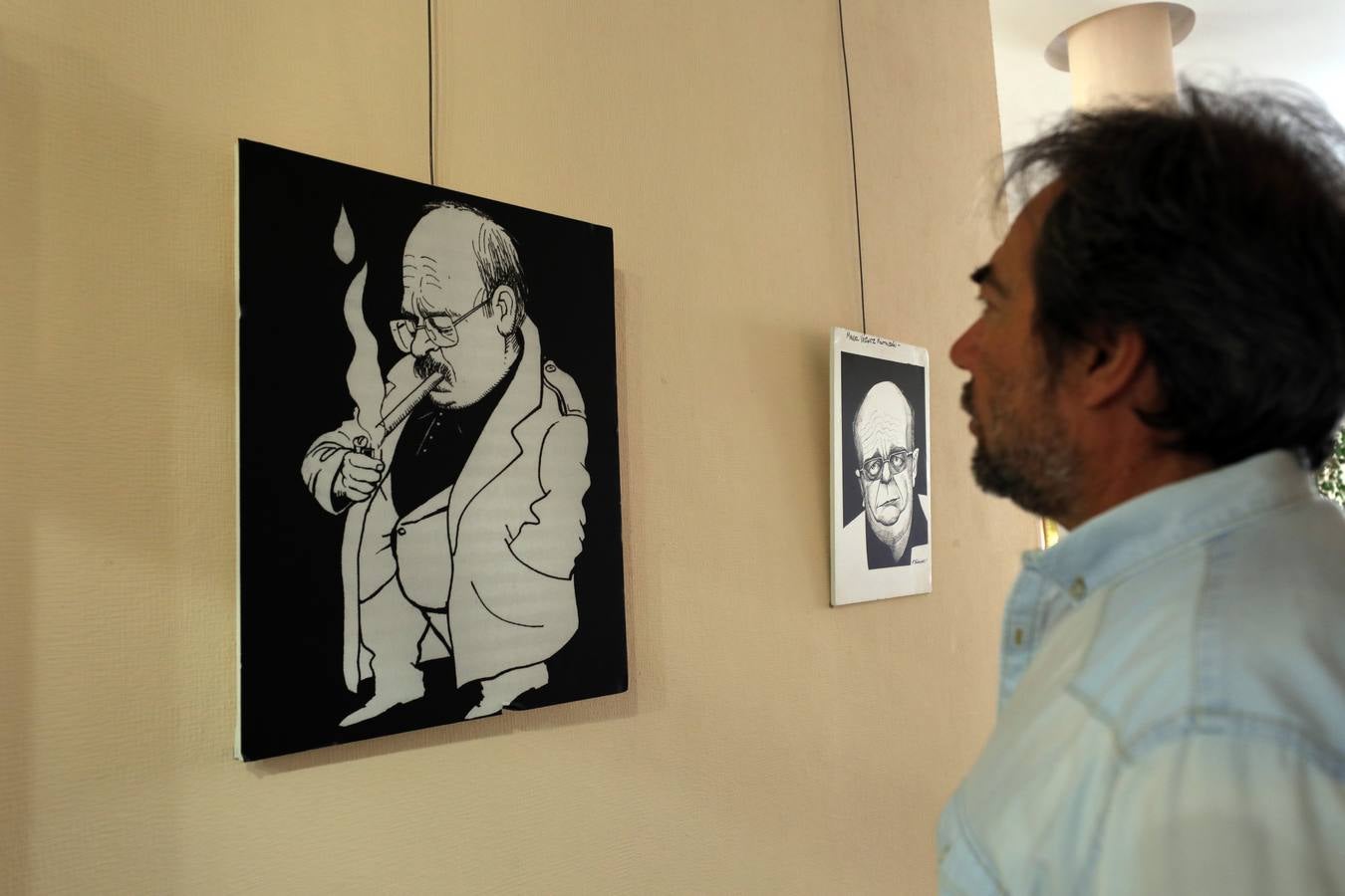 El centro cultural Santo Domingo de Fundación CB en Mérida acoge la muestra colectiva 'Pepe Carvalho', que compila obras de más de 40 artistas en homenaje a Manuel Vázquez Montalbán, que se puede visitar del 19 de junio al 20 de julio. La exposición hace un recorrido por los libros de la colección de Manuel Vázquez Montalbán; a cada artista se le facilitó un ejemplar de la serie y cada uno de ellos ha representado situaciones o sensaciones que el mismo le evocaba. Las obras han sido realizadas sobre papel, en homenaje al propio papel del libro. Son más de 40 artistas contemporáneos los que participan en esta exposición, entre ellos algunos de los más representativos del arte visual, como Plensa, Uslé, Arroyo, Feito, Leiro, Ballester, Ciria, Moix, Broto, Genovés o Lamas.