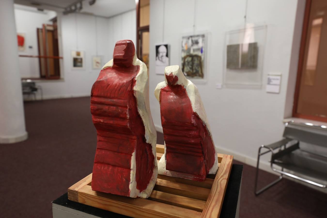 El centro cultural Santo Domingo de Fundación CB en Mérida acoge la muestra colectiva 'Pepe Carvalho', que compila obras de más de 40 artistas en homenaje a Manuel Vázquez Montalbán, que se puede visitar del 19 de junio al 20 de julio. La exposición hace un recorrido por los libros de la colección de Manuel Vázquez Montalbán; a cada artista se le facilitó un ejemplar de la serie y cada uno de ellos ha representado situaciones o sensaciones que el mismo le evocaba. Las obras han sido realizadas sobre papel, en homenaje al propio papel del libro. Son más de 40 artistas contemporáneos los que participan en esta exposición, entre ellos algunos de los más representativos del arte visual, como Plensa, Uslé, Arroyo, Feito, Leiro, Ballester, Ciria, Moix, Broto, Genovés o Lamas.