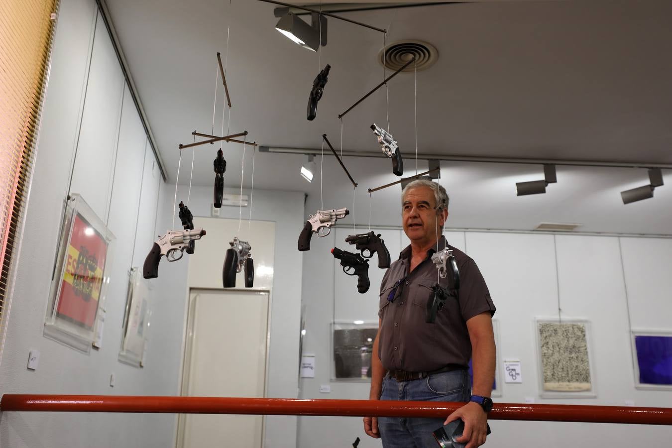 El centro cultural Santo Domingo de Fundación CB en Mérida acoge la muestra colectiva 'Pepe Carvalho', que compila obras de más de 40 artistas en homenaje a Manuel Vázquez Montalbán, que se puede visitar del 19 de junio al 20 de julio. La exposición hace un recorrido por los libros de la colección de Manuel Vázquez Montalbán; a cada artista se le facilitó un ejemplar de la serie y cada uno de ellos ha representado situaciones o sensaciones que el mismo le evocaba. Las obras han sido realizadas sobre papel, en homenaje al propio papel del libro. Son más de 40 artistas contemporáneos los que participan en esta exposición, entre ellos algunos de los más representativos del arte visual, como Plensa, Uslé, Arroyo, Feito, Leiro, Ballester, Ciria, Moix, Broto, Genovés o Lamas.