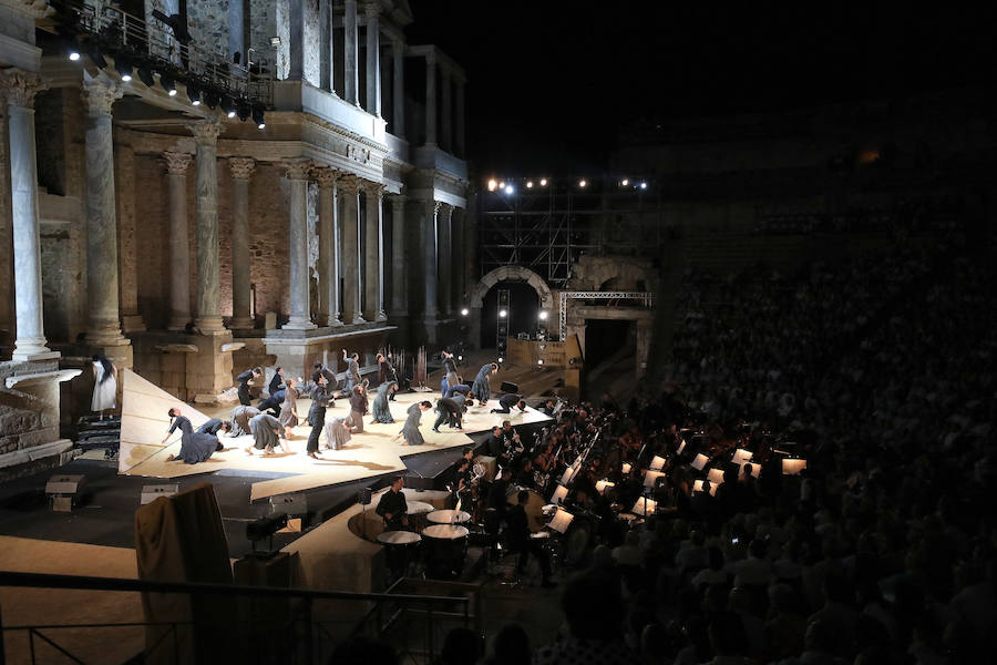 La cantaora Sandra Carrasco se suma para dar brillo al notable montaje de Antonio Ruz para el arranque del Festival de Mérida