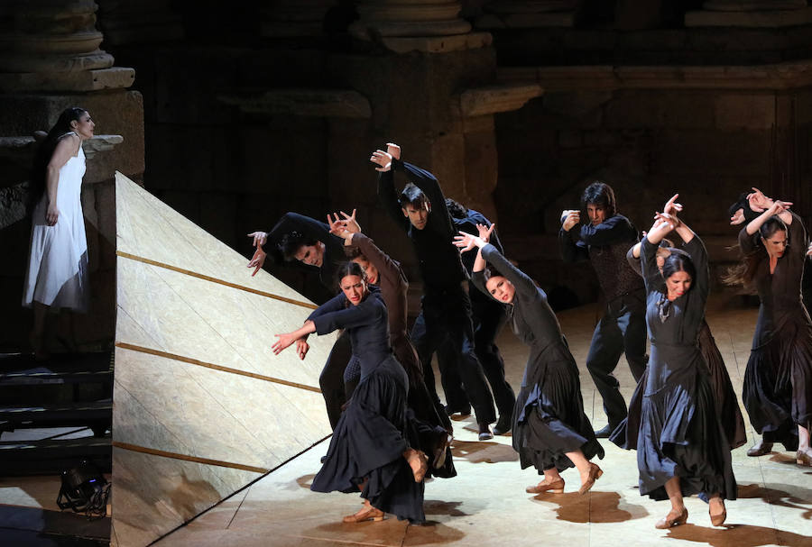 La cantaora Sandra Carrasco se suma para dar brillo al notable montaje de Antonio Ruz para el arranque del Festival de Mérida