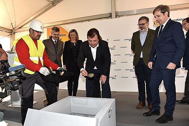 Acto simbólico de colocación de la primera piedra del parque eólico el pasado 14 de marzo. :: hoy