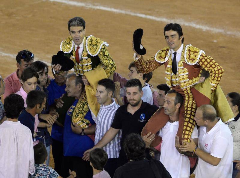 Dos faenas bellísimas del torero de Galapagar, exquisito con el capote, y tarde desatada de Miguel Ángel, que provoca el indulto de un nobilísimo toro de Jnadilla en Algeciras