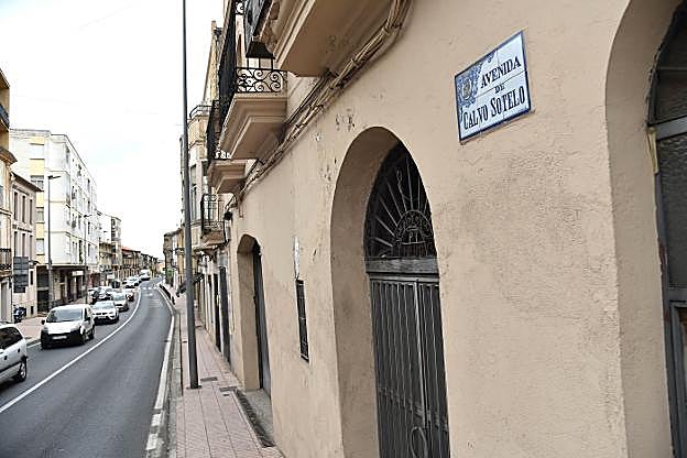 Placa en la avenida Calvo Sotelo, que pasa a estar dedicada al expresidente del Gobierno. :: david palma