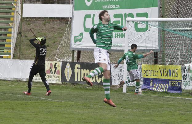 Luismi, celebrando un gol la temporada pasada. :: LORENZO CORDERO