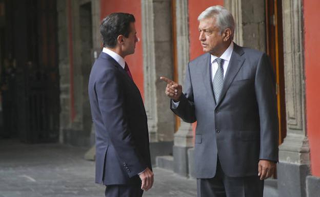 Andrés Manuel López Obrador (d), acompañado del presidente de México, Enrique Peña Nieto. 