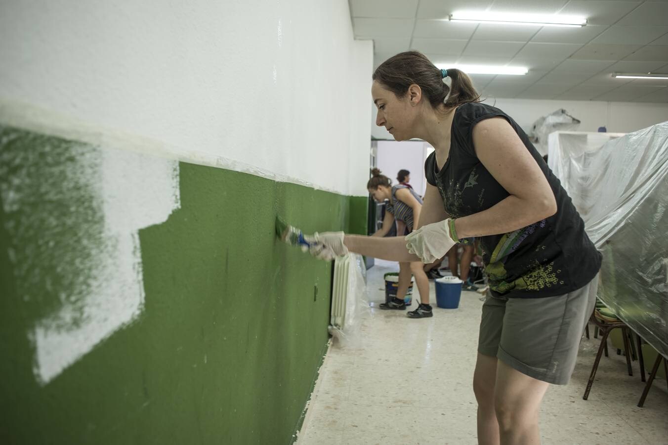 Los alumnos realizan tareas de reparación y mantenimiento del centro al tiempo que disfrutan de actividades socio-culturales