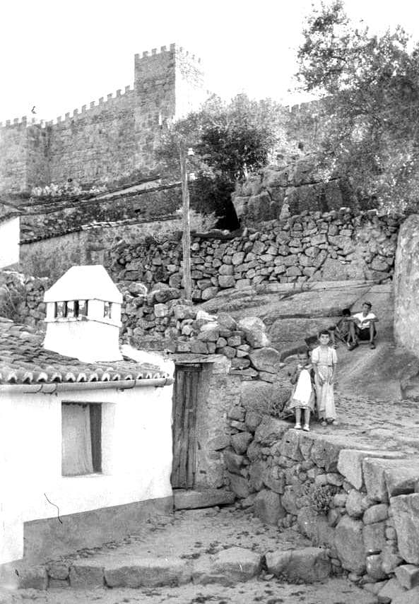 Subida al castillo de Trujillo. Si las fotos de antes son de antes de la Guerra Civil ésta es de 1958. (Foto Otto Wunderlich)