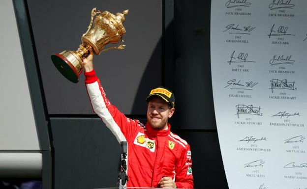 Sebastian Vettel celebra su victoria en Silverstone.