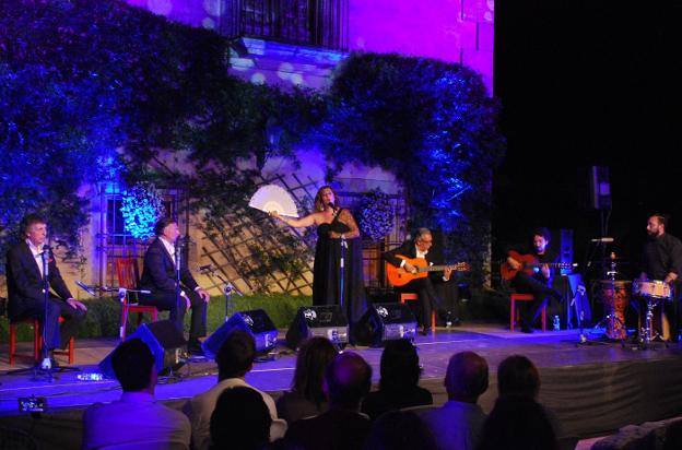 Más de cuatrocientas personas asistieron al concierto de Estrella Morente en los Jardines de la Viña. :: JSP