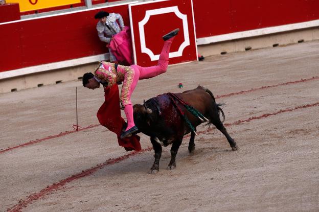 Octavio Augusto fue cogido por el toro aunque salió ileso. :: Reuters
