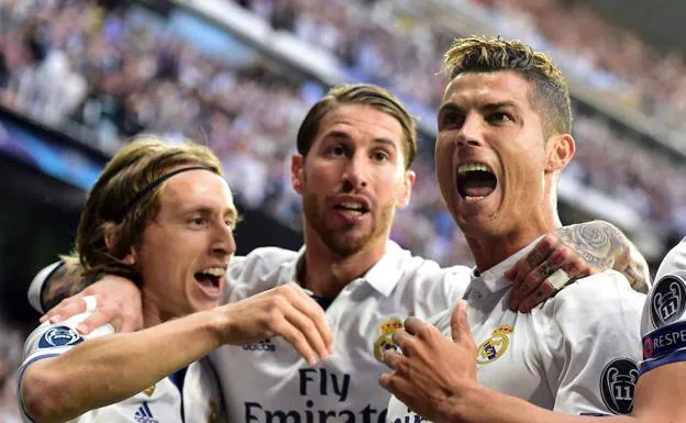 Modric y Ramos celebran un gol con Cristiano. 
