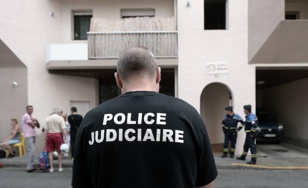 La Policía francesa, junto al inmueble donde han ocurrido los hechos.