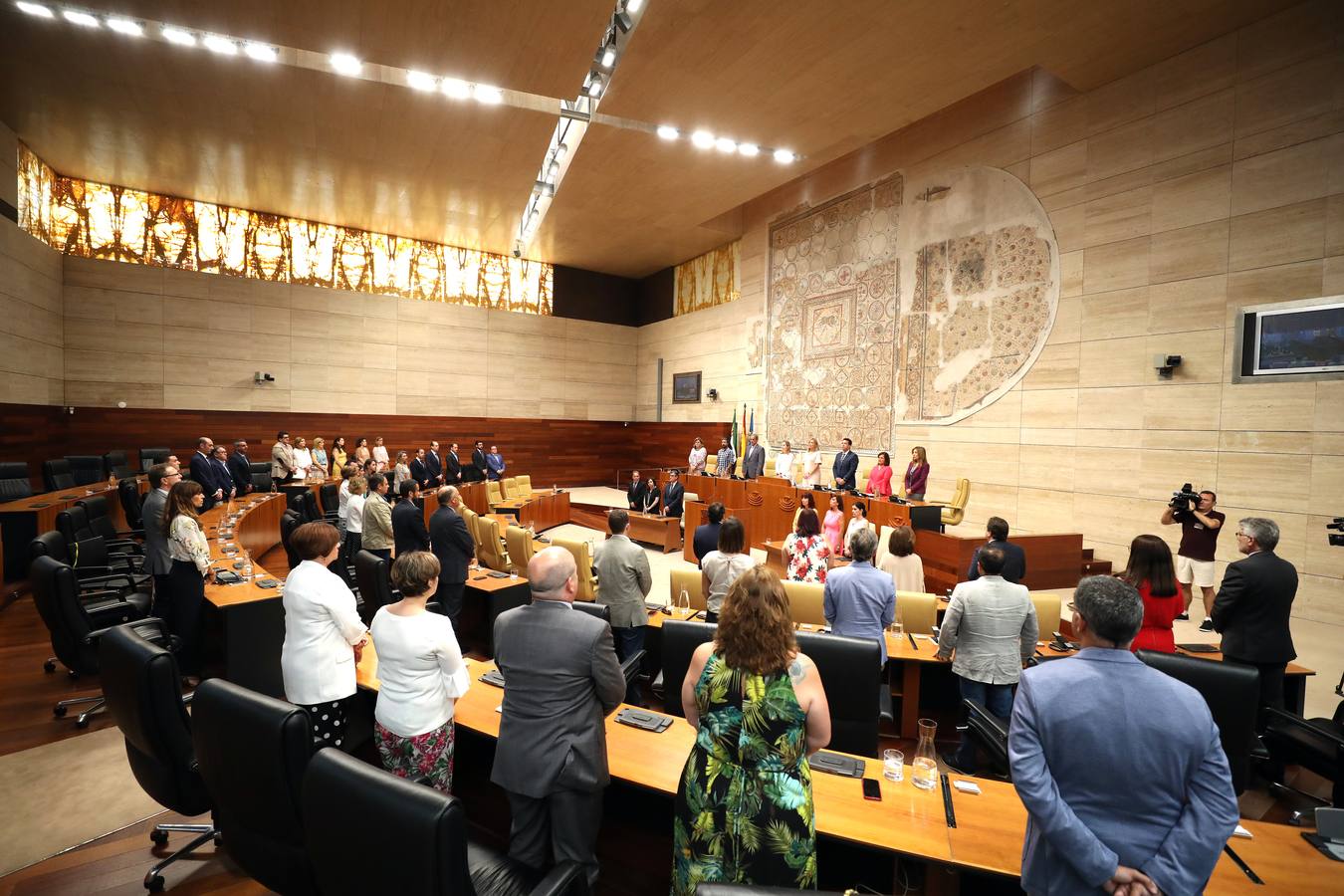 Acto institucional con motivo de la celebración del 40 aniversario de la Constitución y el 35 del Estatuto de Autonomía de Extremadura, con presencia de los integrantes de la Mesa del Congreso y de la Cámara regional.