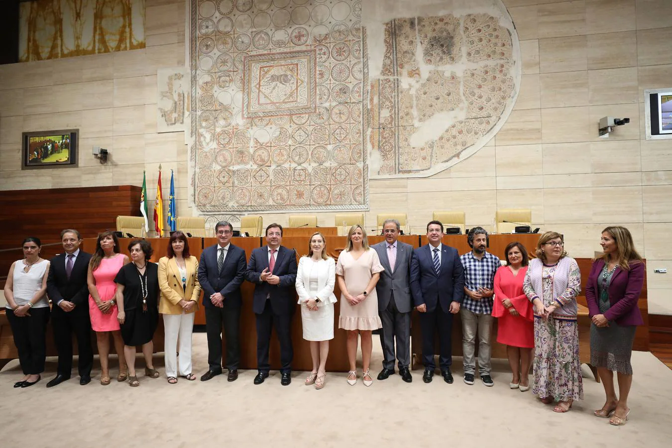 Acto institucional con motivo de la celebración del 40 aniversario de la Constitución y el 35 del Estatuto de Autonomía de Extremadura, con presencia de los integrantes de la Mesa del Congreso y de la Cámara regional.