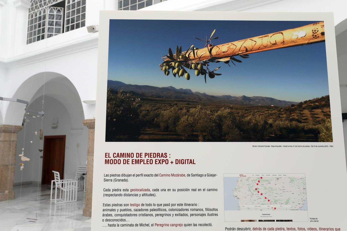 Del 2 al 20 de julio se podrá visitar en la Asamblea de Extremadura​ la exposición itinerante 'Camino de piedras' que invita a conocer el Camino Mozárabe de Santiado a través de sus piedras, escuchando lo que cuentan, dibujando un largo mapa mineral, a lo largo del histórico camino, y que han sido recogidas por el peregrino francés Michel Cerdan. En la exposición colaboran alumnos y alumnas del CEIP Ntra. Sra. de la Antigua que desde hace años desarrolla el programa pedagógico «El camino mozárabe en la escuela» y expondrán paisajes de 'piedras pintadas'.