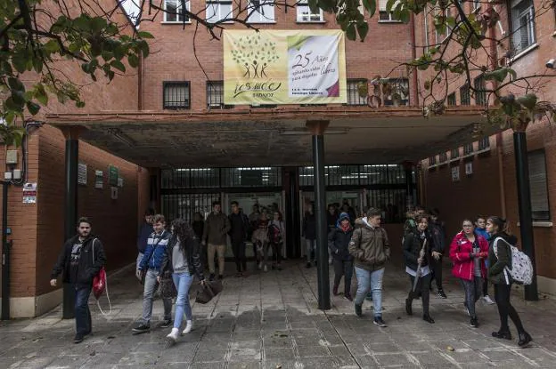 Alumnos saliendo del instituto Maestro Domingo Cáceres este curso. :: hoy