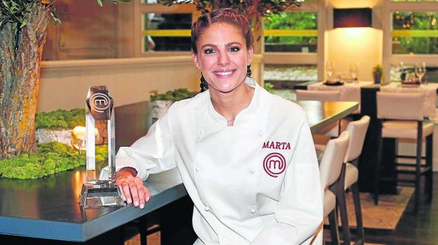 Marta Verona, madrileña de San Lorenzo de El Escorial, posa con el trofeo que le acredita como ganadora de 'MasterChef'. :: TVE