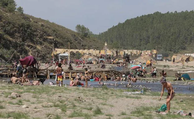 Parte de la acampada del festival de 2016, con una de las pasarelas levantadas sobre el Alagón