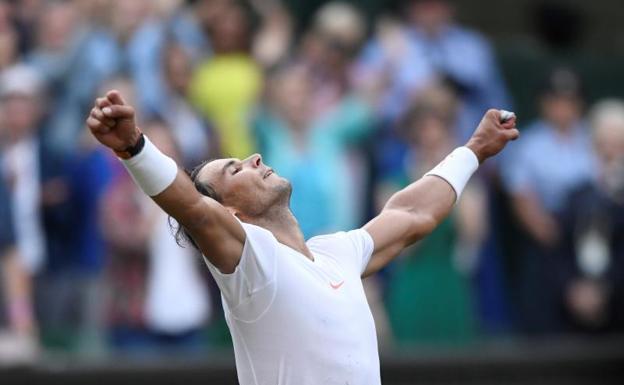 Rafa Nadal celebra su pase a semifinales de Wimbledon. 