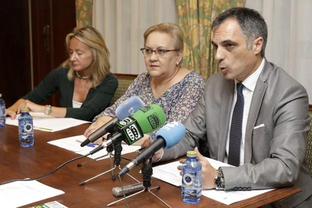 Elisa González, María Antonia Muñoz y José Ramón Ramírez. :: l. C.