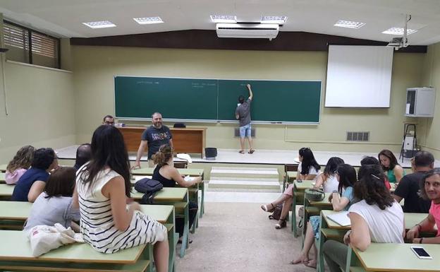Opositores de Física y Química, en la reunión que este jueves mantuvieron en la Universidad. 