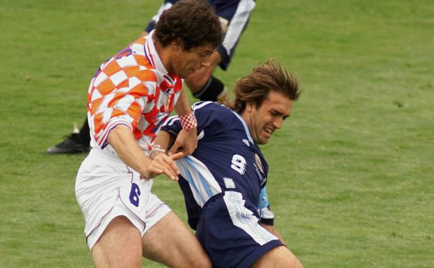 Slaven Bilic encima al argentino Gabriel Batistuta durante un partido de la fase de grupos del Mundial de Francia. 