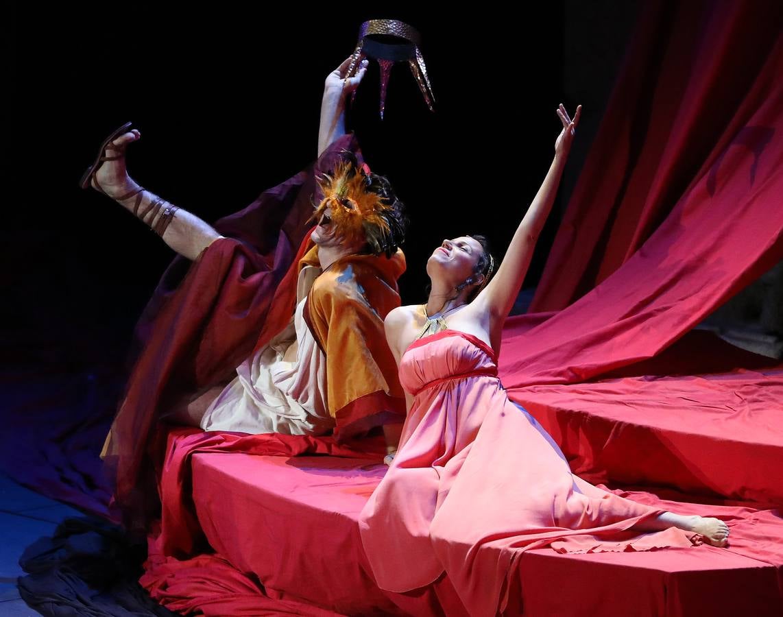 Una reflexión sobre el abuso de poder en la sociedad, la lujuria, el sexo y el drama han salpicado al 'Nerón' más artista (imaginario y soñador) en el estreno de la obra que lleva dicho nombre esta noche en la 64ª edición del Festival de Teatro de Mérida.