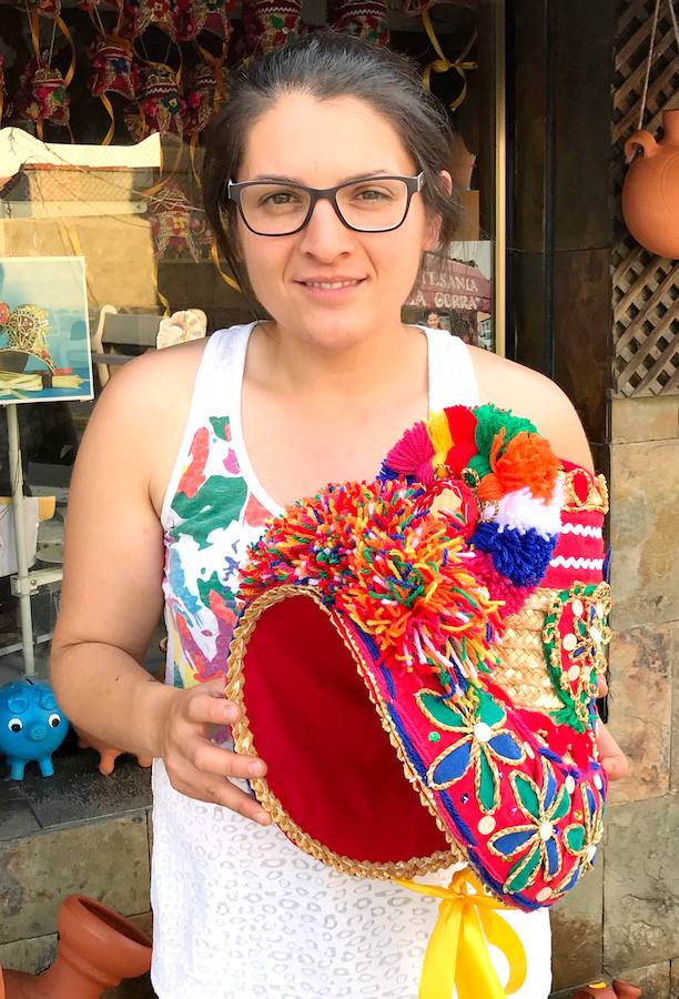 María José González, la última artesana de gorras montehermoseñas.