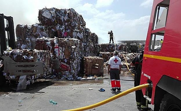 Los bomberos actúan para apagar las llamas.