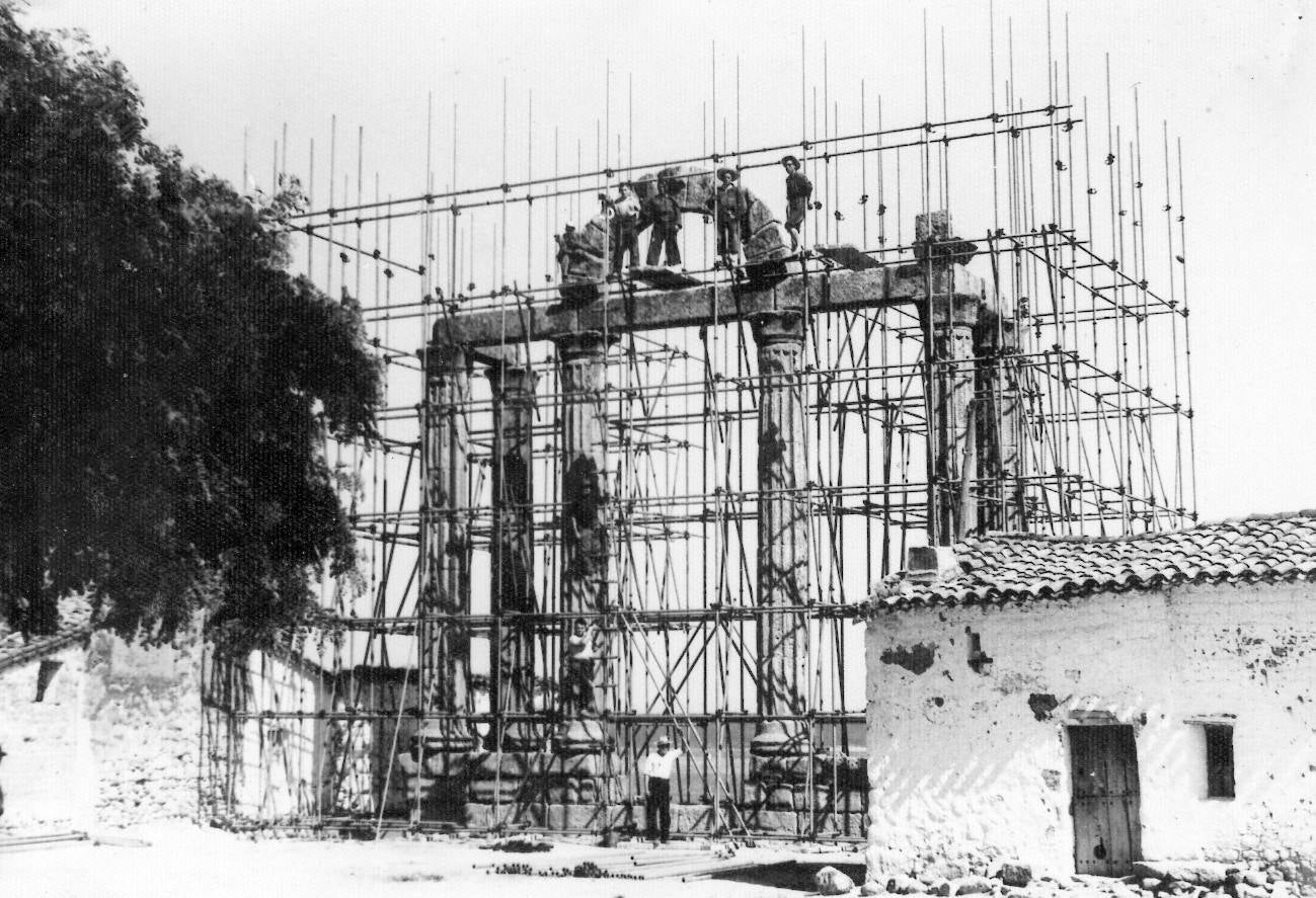 13- Imagen de los andamios para desmontar 'Los Mármoles' en 1963. (Foto del libro 'XIX Coloquios Históricos-Culturales del Campo Arañuelo')