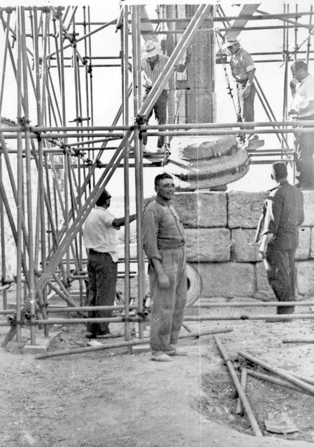 14-Fueron 64 los camiones que llevaron las piedras a la nueva ubicación, algunas de las cuales pesan tres toneladas. (Foto del libro 'XIX Coloquios Históricos-Culturales del Campo Arañuelo')