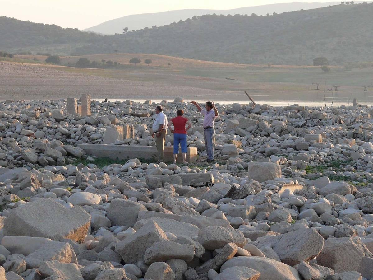 19-Sequía del año 2007. Gente paseando por las ruinas de Talavera la Vieja.